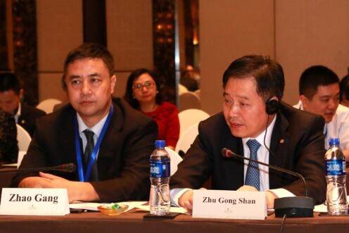 自左而右： 趙剛/科技部、發改委可再生能源與新能源國際科技合作計劃項目辦公室副主任 朱共山/協鑫（集團）控股有限公司董事長