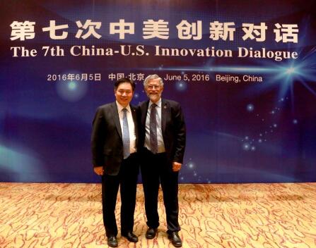 自左而右： 朱共山/協鑫集團（控股）有限公司董事長 John P.Holdren/美國白宮科技政策辦公室總統科技助理、主任